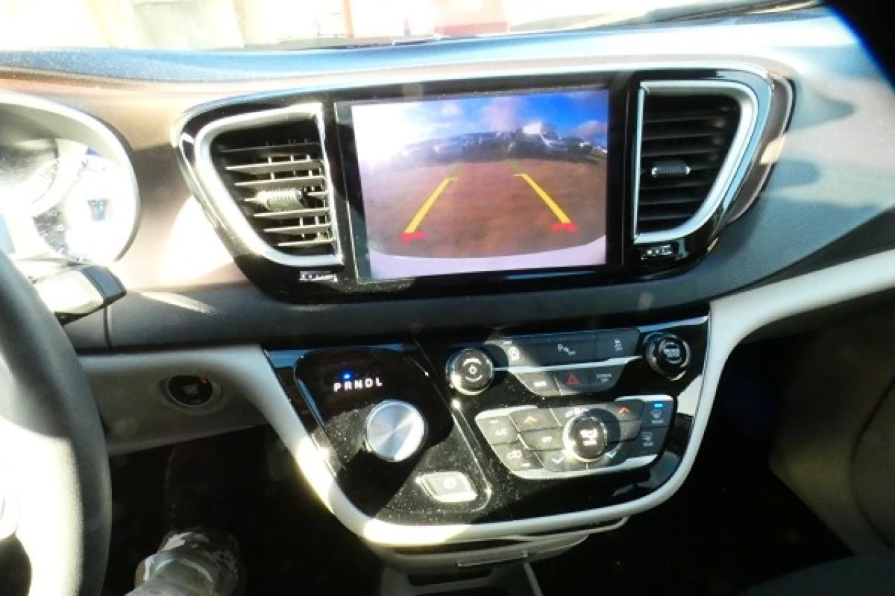 2024 Chrysler Grand Caravan SXT 2WD w/Htd cloth, Htd wheel, NAV, BUC - Photo #17