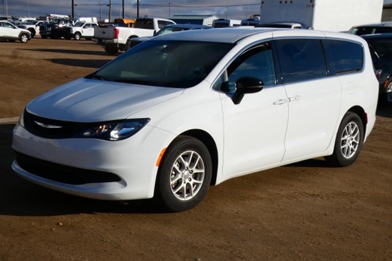 2024 Chrysler Grand Caravan SXT 2WD w/Htd cloth, Htd wheel, NAV, BUC - Photo #2