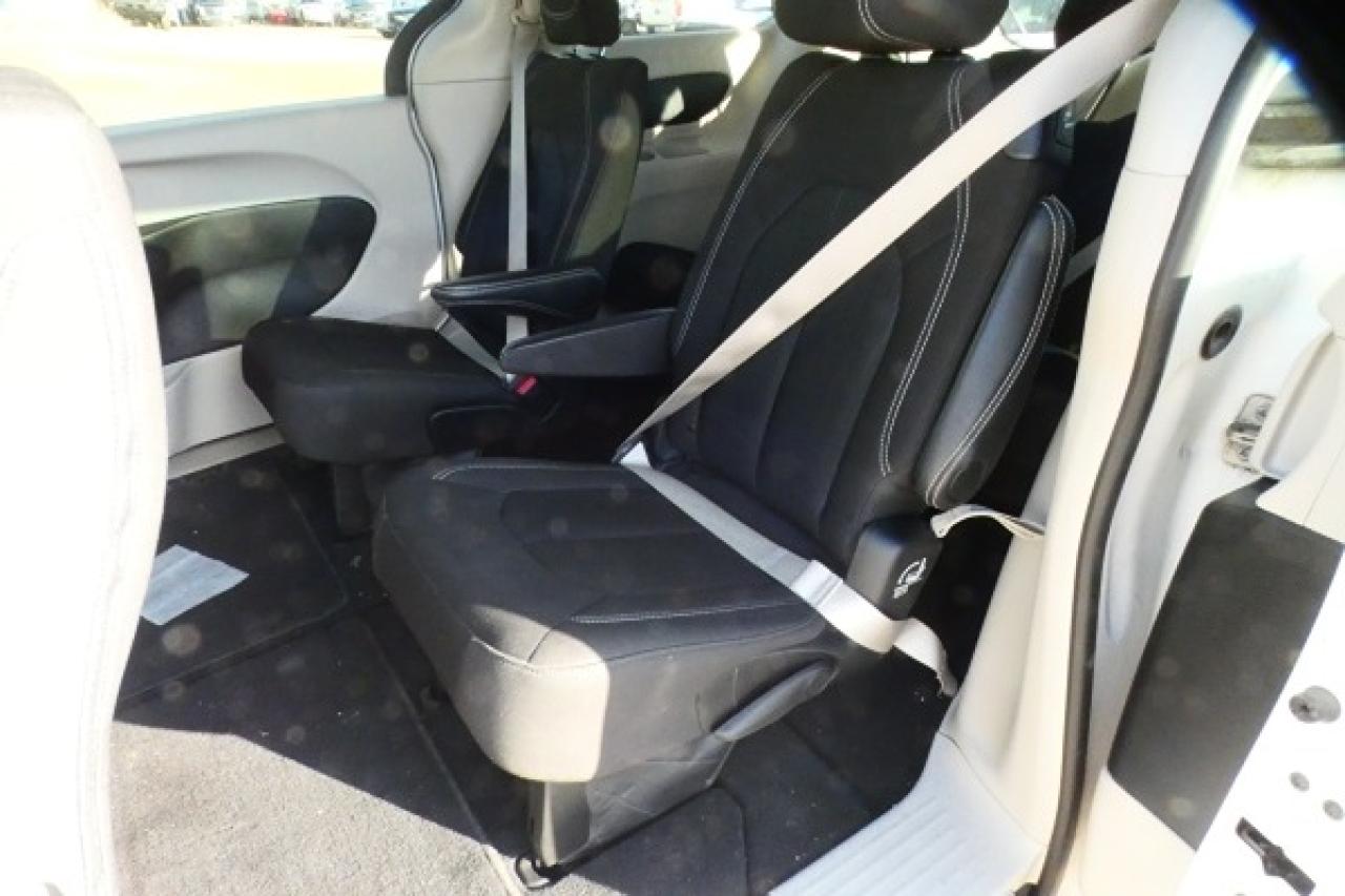 2024 Chrysler Grand Caravan SXT 2WD w/Htd cloth, Htd wheel, NAV, BUC - Photo #11