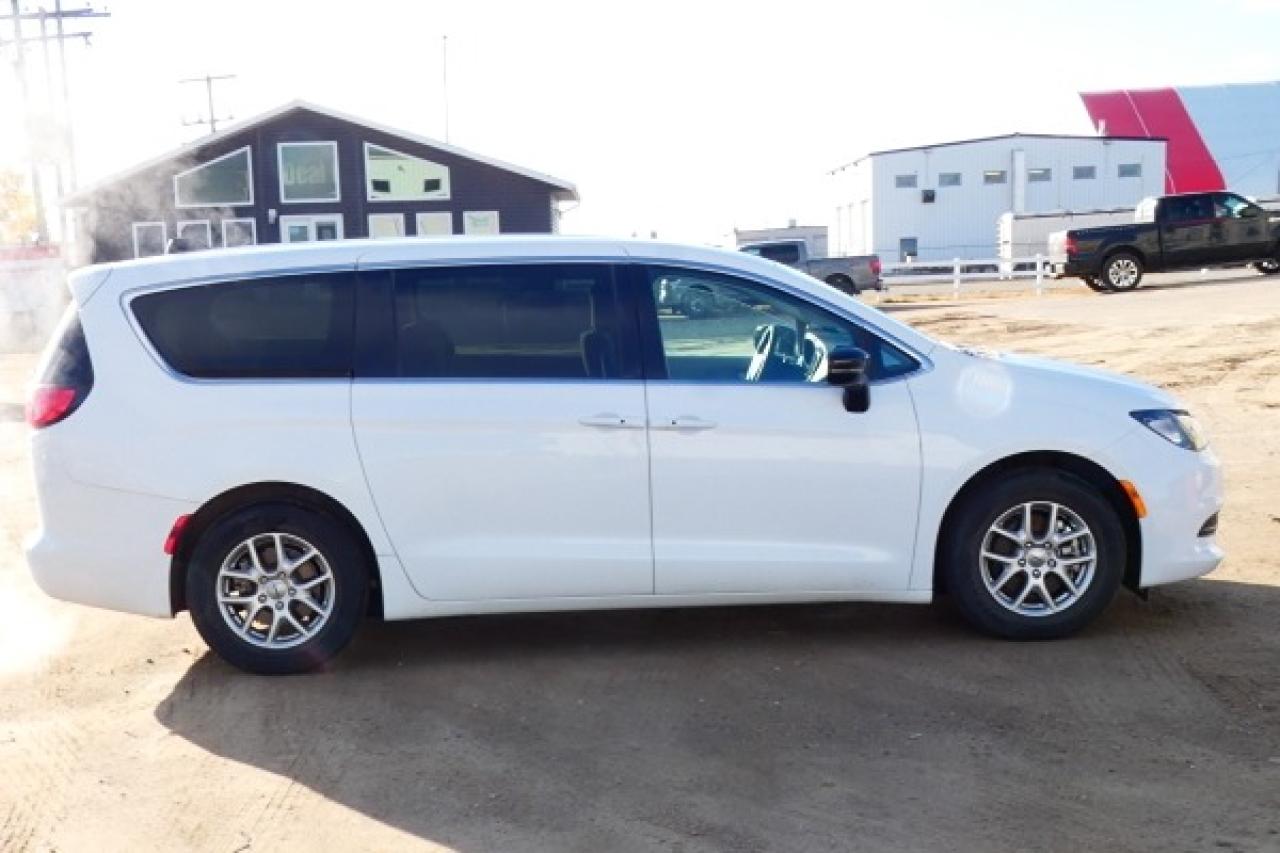 2024 Chrysler Grand Caravan SXT 2WD w/Htd cloth, Htd wheel, NAV, BUC - Photo #5