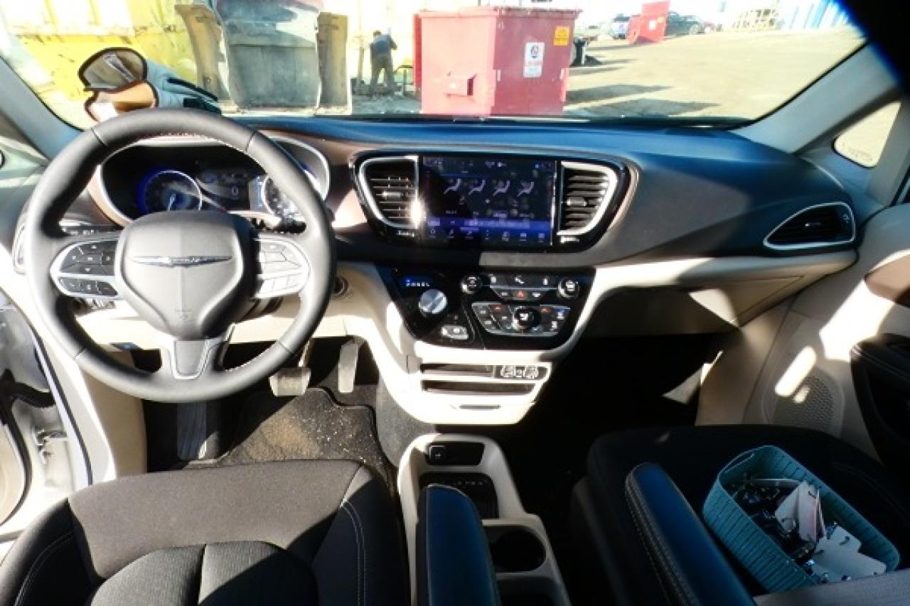 2024 Chrysler Grand Caravan SXT 2WD w/Htd cloth, Htd wheel, NAV, BUC - Photo #13