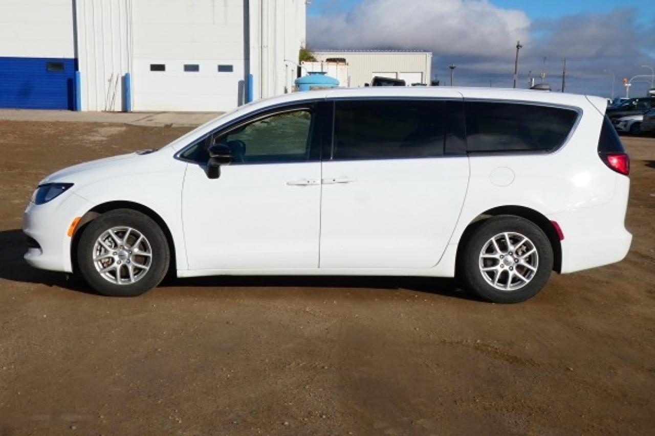 2024 Chrysler Grand Caravan SXT 2WD w/Htd cloth, Htd wheel, NAV, BUC - Photo #1