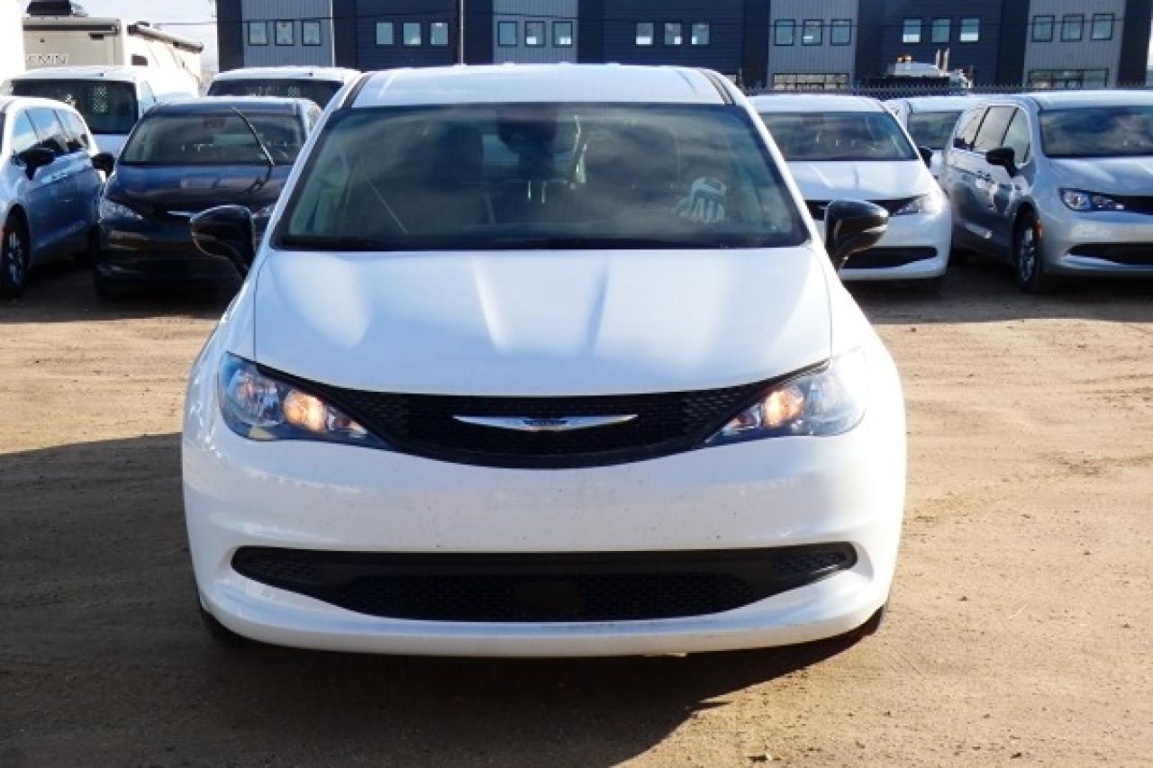 2024 Chrysler Grand Caravan SXT 2WD w/Htd cloth, Htd wheel, NAV, BUC - Photo #3