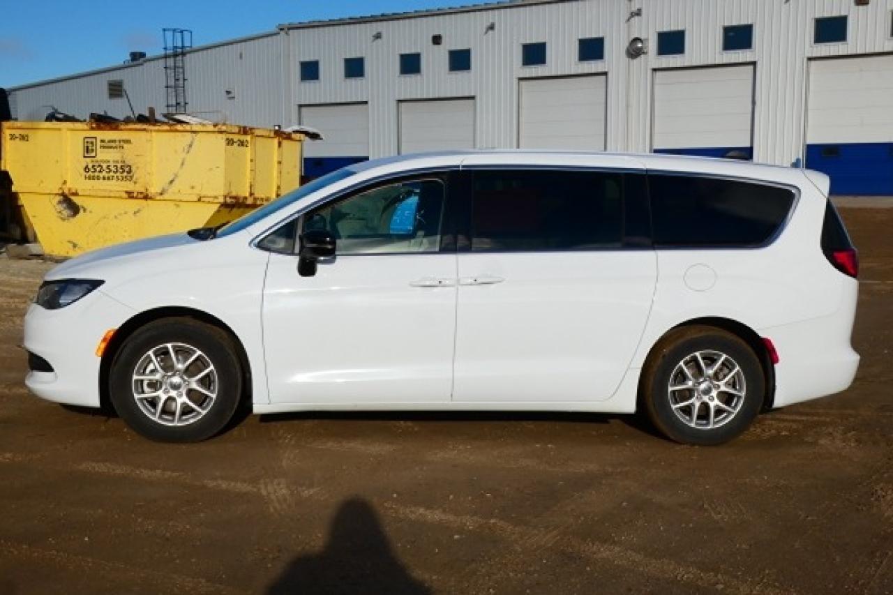 2024 Chrysler Grand Caravan SXT 2WD w/Htd cloth, Htd wheel, NAV, BUC - Photo #1