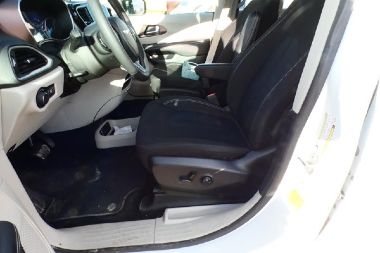 2024 Chrysler Grand Caravan SXT 2WD w/Htd cloth, Htd wheel, NAV, BUC - Photo #12