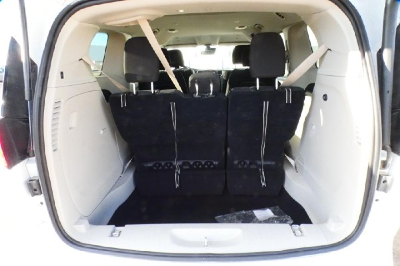 2024 Chrysler Grand Caravan SXT 2WD w/Htd cloth, Htd wheel, NAV, BUC - Photo #9