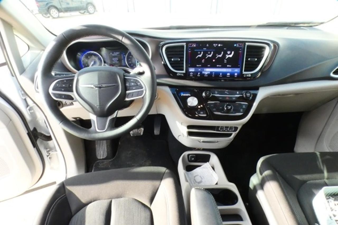 2024 Chrysler Grand Caravan SXT 2WD w/Htd cloth, Htd wheel, NAV, BUC - Photo #13