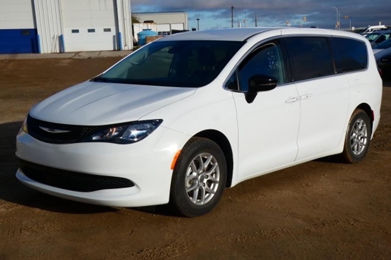 2024 Chrysler Grand Caravan SXT 2WD w/Htd cloth, Htd wheel, NAV, BUC - Photo #2