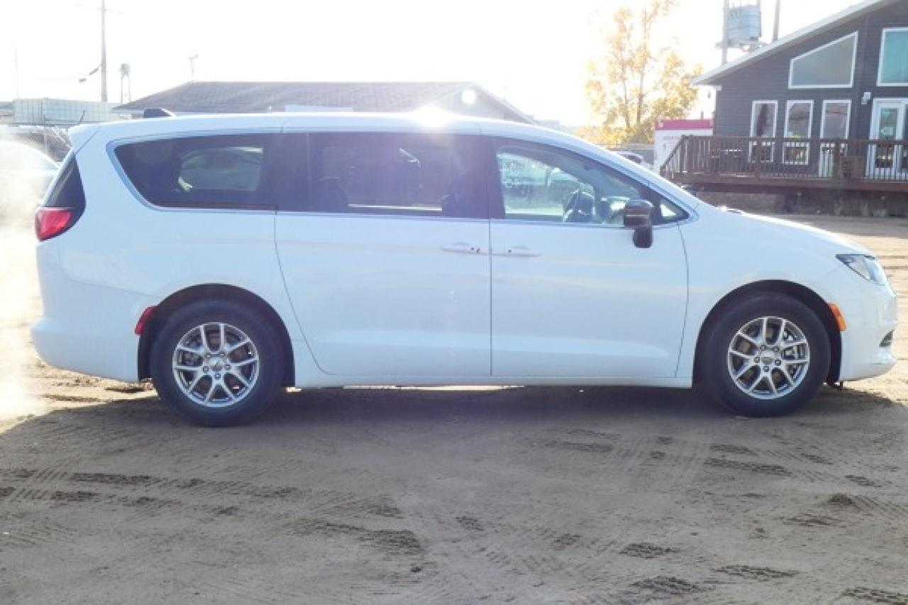 2024 Chrysler Grand Caravan SXT 2WD w/Htd cloth, Htd wheel, NAV, BUC - Photo #5