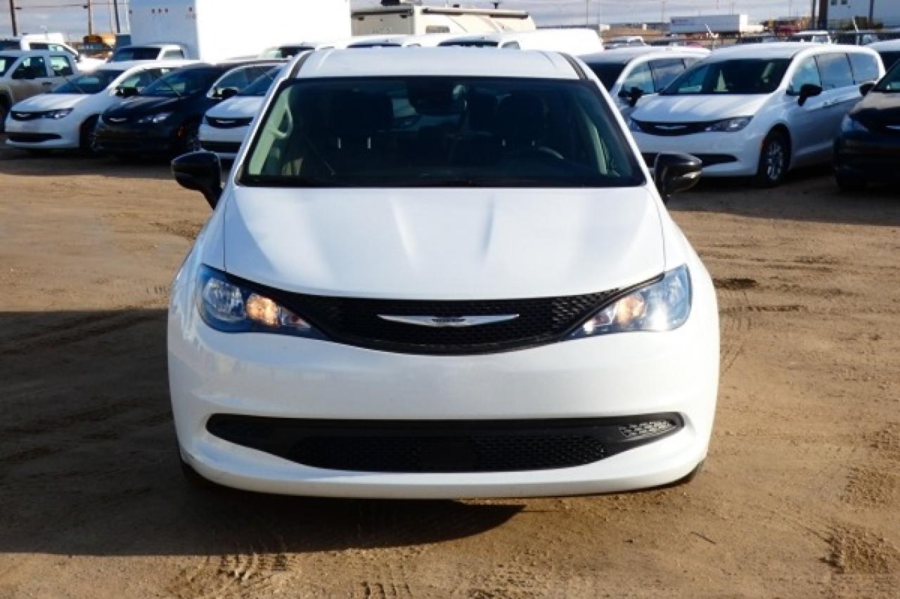 2024 Chrysler Grand Caravan SXT 2WD w/Htd cloth, Htd wheel, NAV, BUC - Photo #3