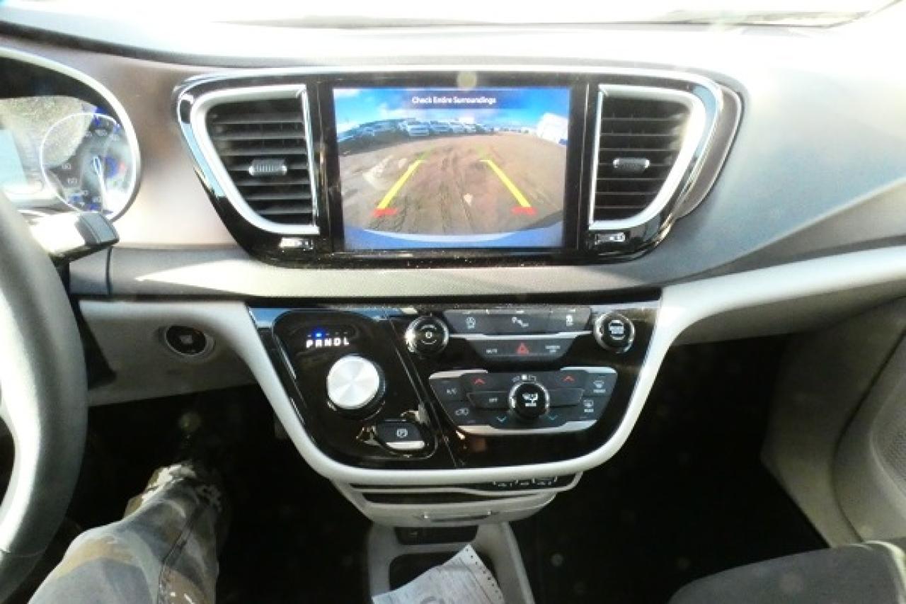 2024 Chrysler Grand Caravan SXT 2WD w/Htd cloth, Htd wheel, NAV, BUC - Photo #17