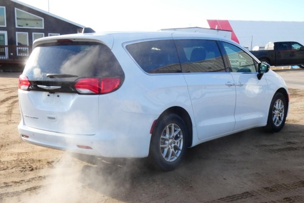 2024 Chrysler Grand Caravan SXT 2WD w/Htd cloth, Htd wheel, NAV, BUC - Photo #6