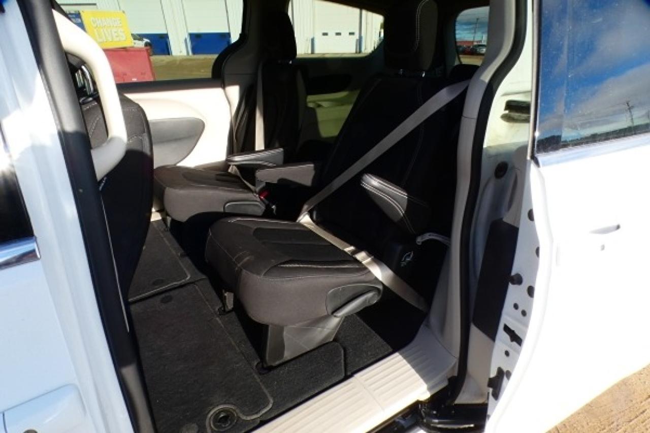 2024 Chrysler Grand Caravan SXT 2WD w/Htd cloth, Htd wheel, NAV, BUC - Photo #10