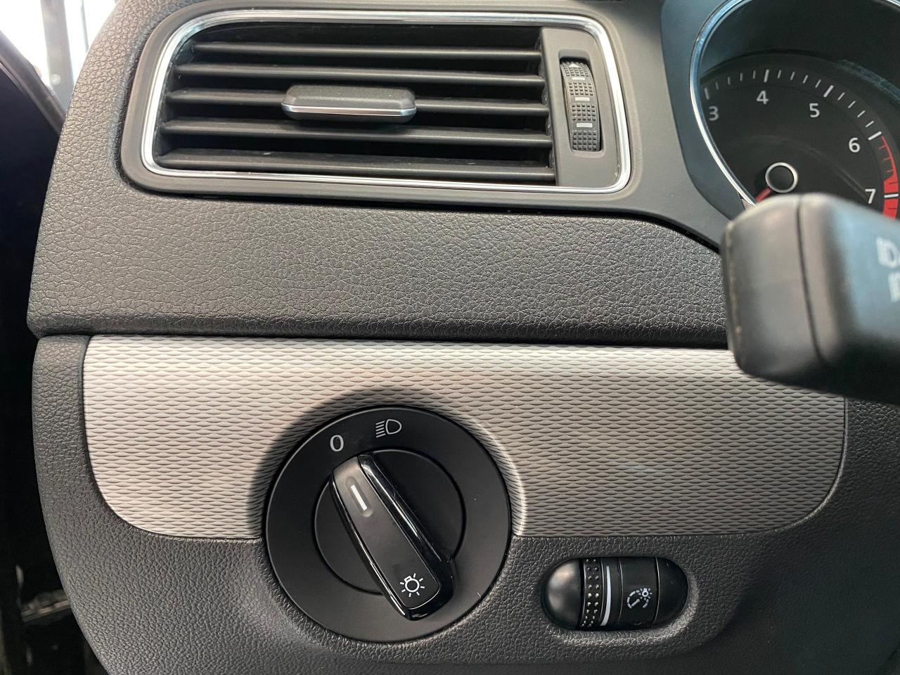 2017 Volkswagen Jetta Trendline+ApplePlay+Camera+CLEAN CARFAX Photo