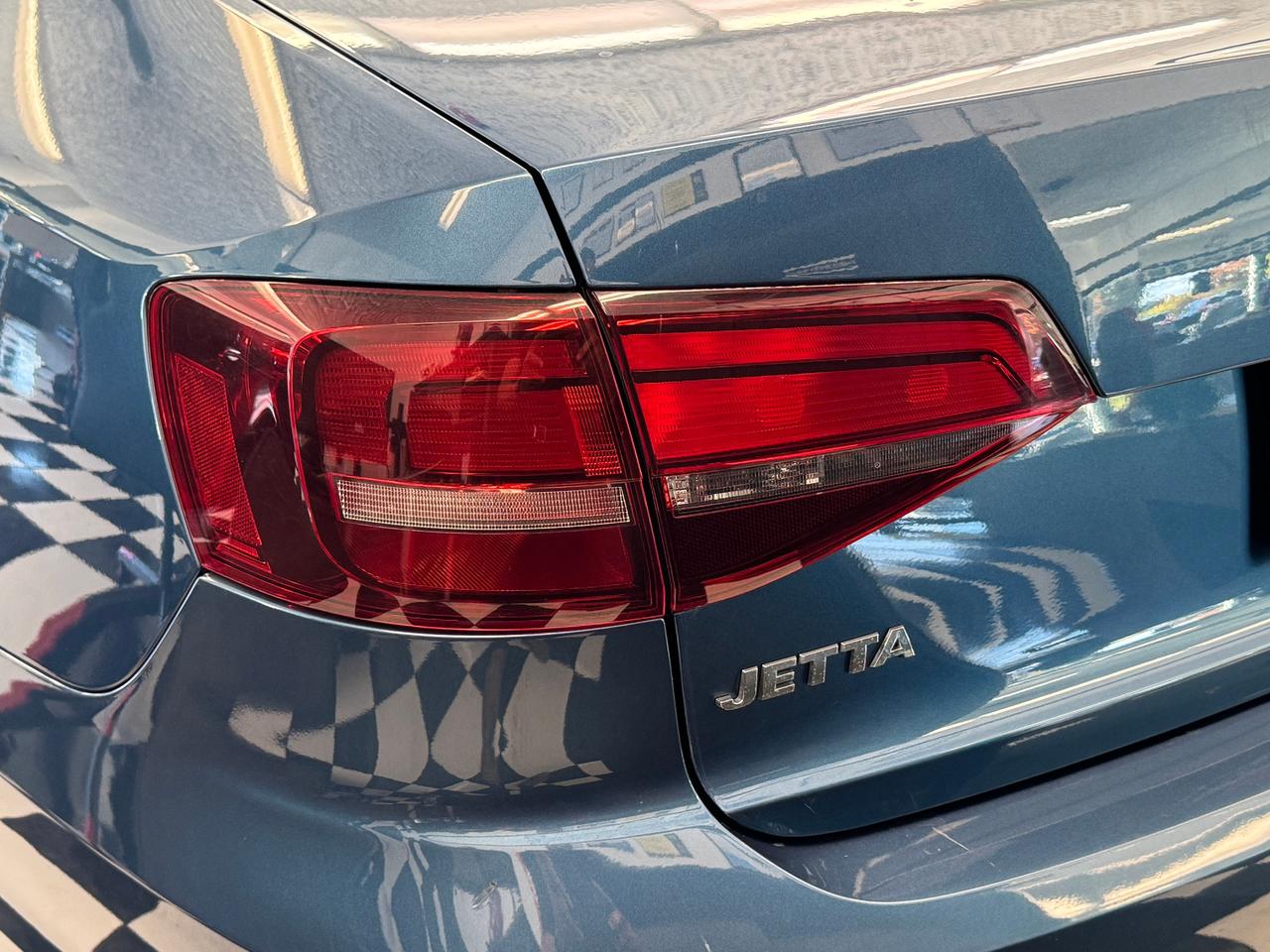 2017 Volkswagen Jetta Trendline+ApplePlay+Camera+Heated Seats+A/C Photo