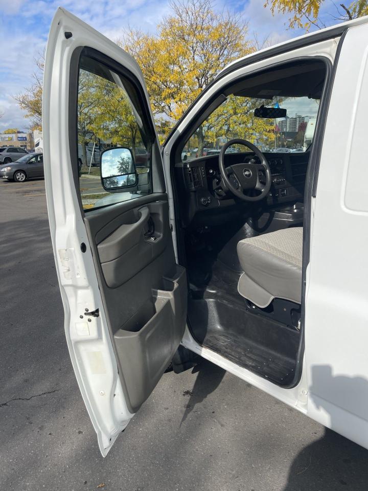 2011 Chevrolet Express Cargo Van ONLY  131,000 KMS      POWER WINDOWS AND LOCKS - Photo #6