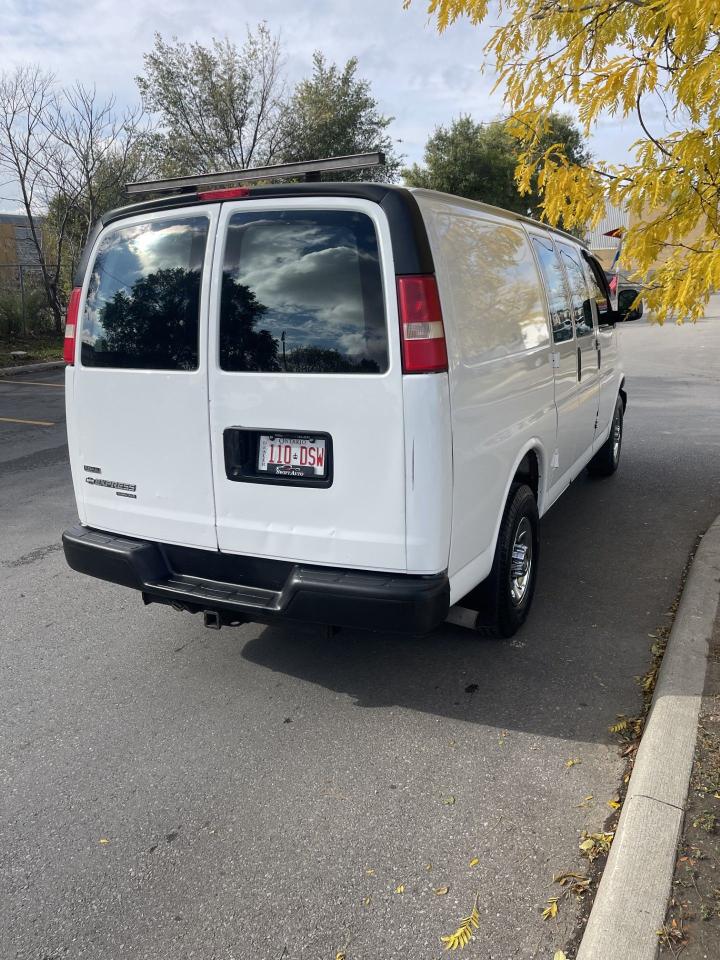 2011 Chevrolet Express Cargo Van ONLY  131,000 KMS      POWER WINDOWS AND LOCKS - Photo #4