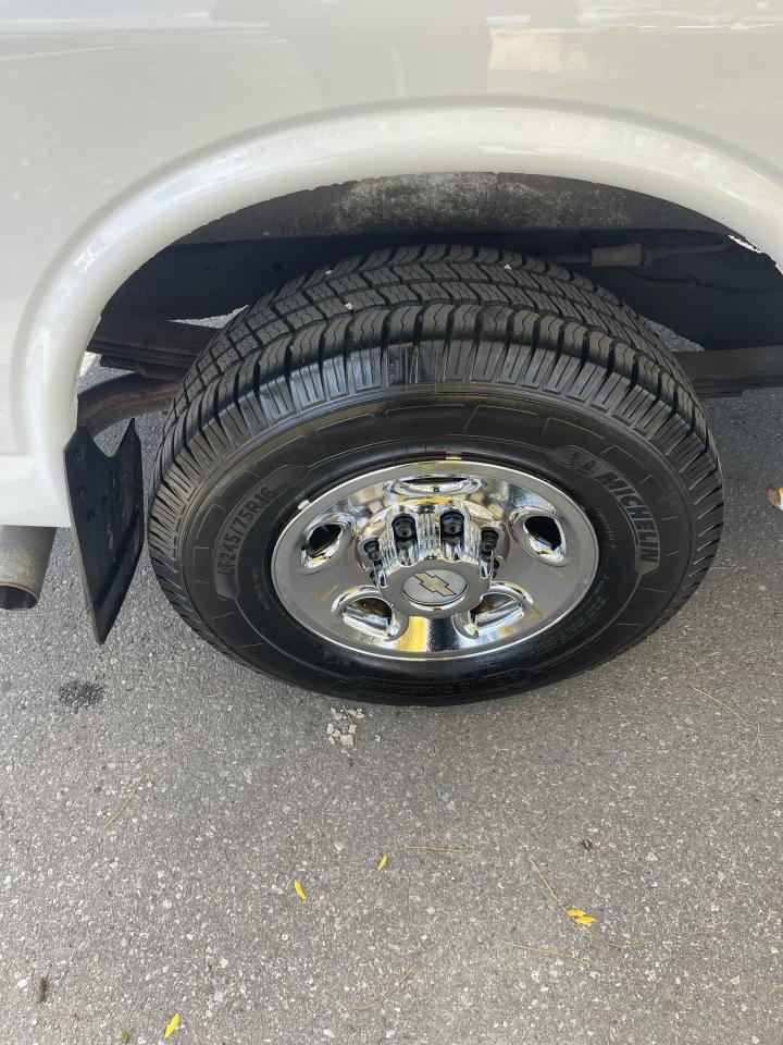 2011 Chevrolet Express Cargo Van ONLY  131,000 KMS      POWER WINDOWS AND LOCKS - Photo #10