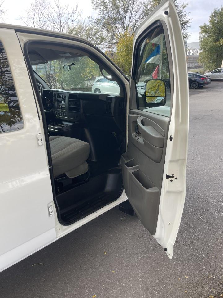 2011 Chevrolet Express Cargo Van ONLY  131,000 KMS      POWER WINDOWS AND LOCKS - Photo #7