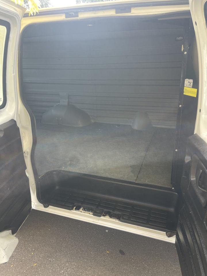 2011 Chevrolet Express Cargo Van ONLY  131,000 KMS      POWER WINDOWS AND LOCKS - Photo #8