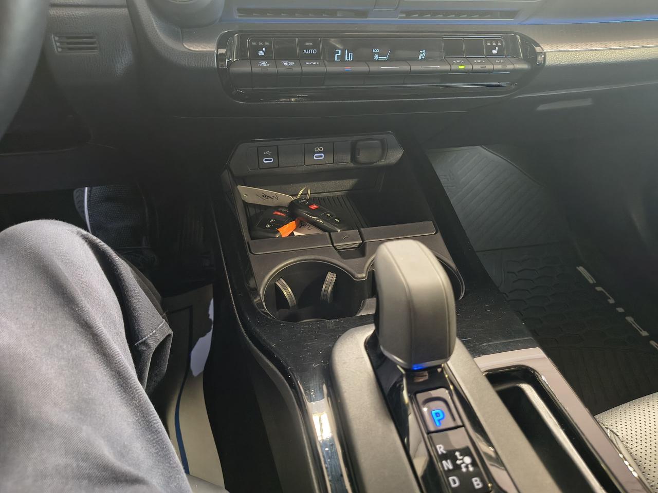 2023 Toyota Prius XLE AWD Photo0