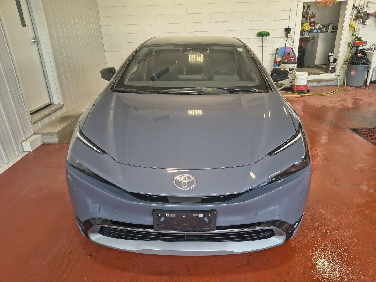 2023 Toyota Prius XLE AWD Photo0