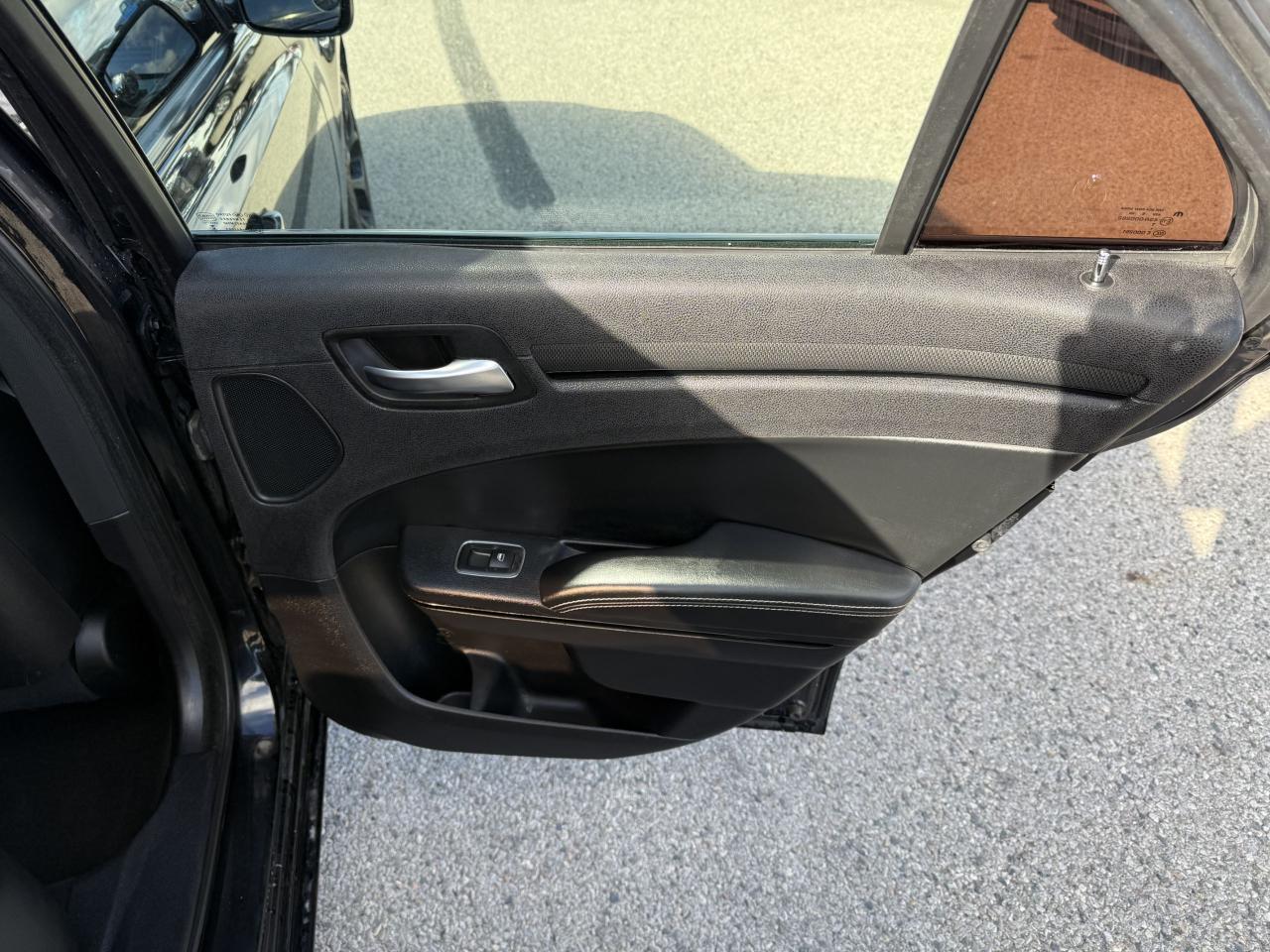 2016 Chrysler 300 300S****Leather*Pano-Roof**Murdered Out! - Photo #15