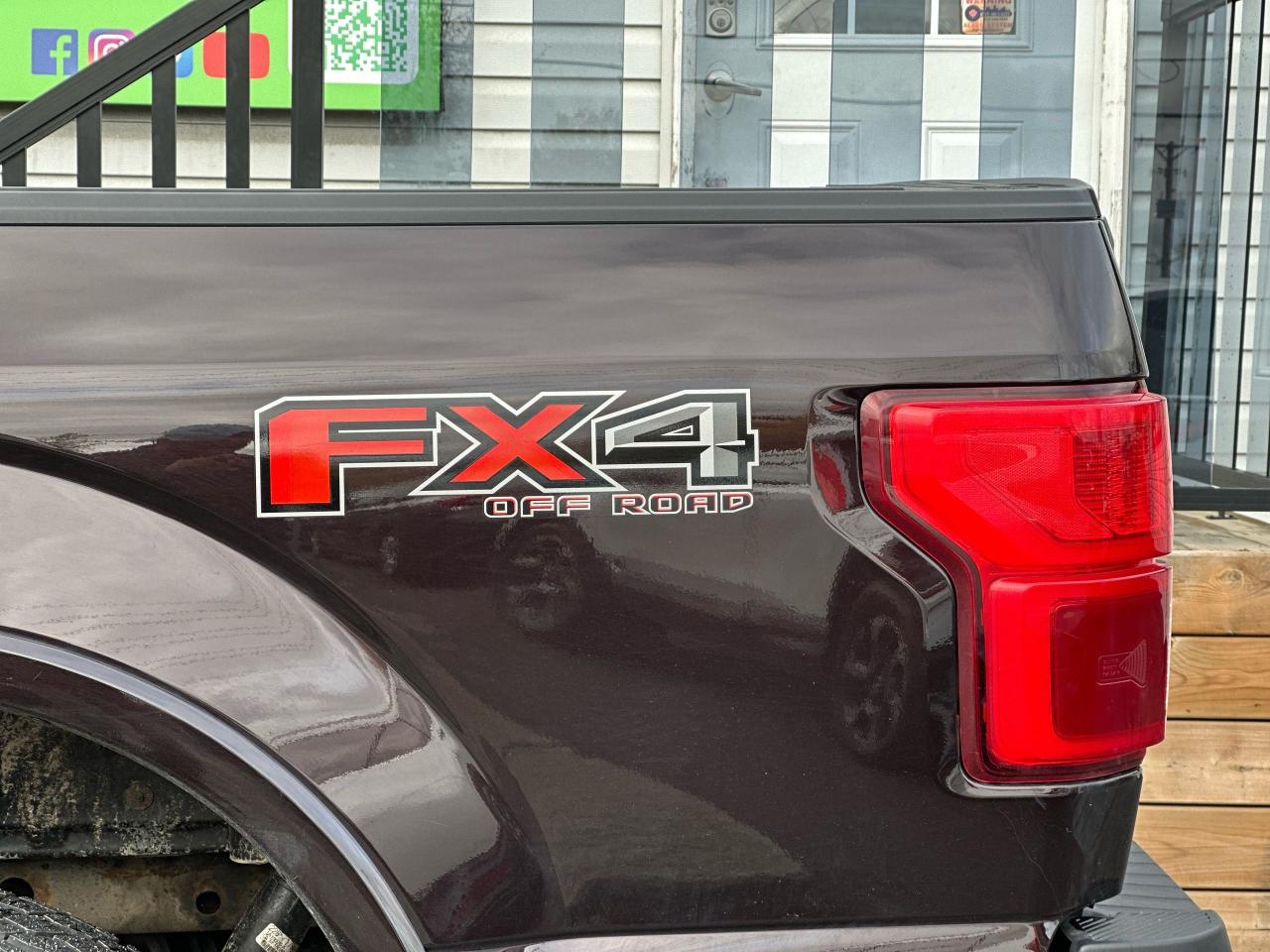 2018 Ford F-150 Lariat / FX4 - Photo #8