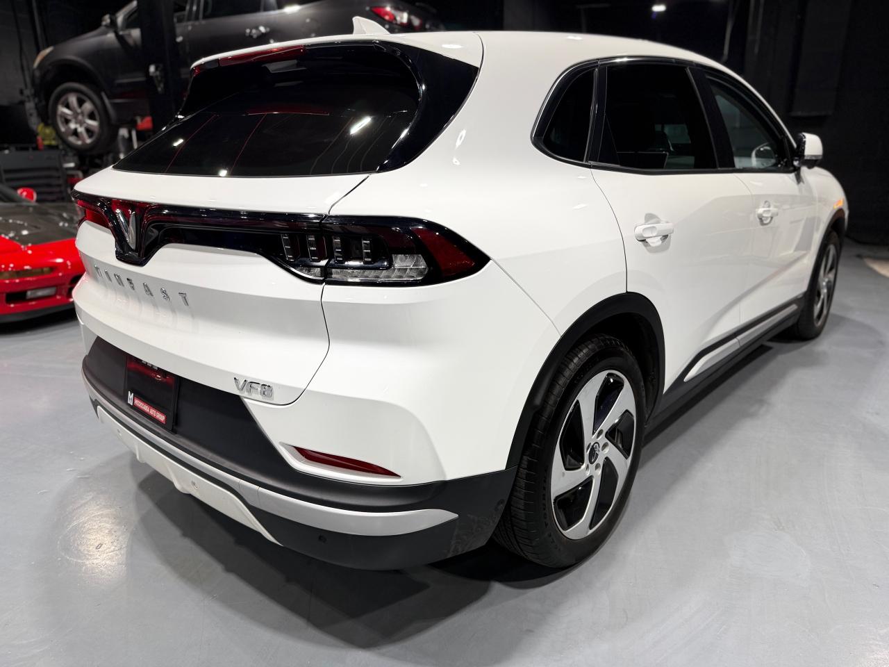 2024 VinFast VF 8 Eco AWD Photo4