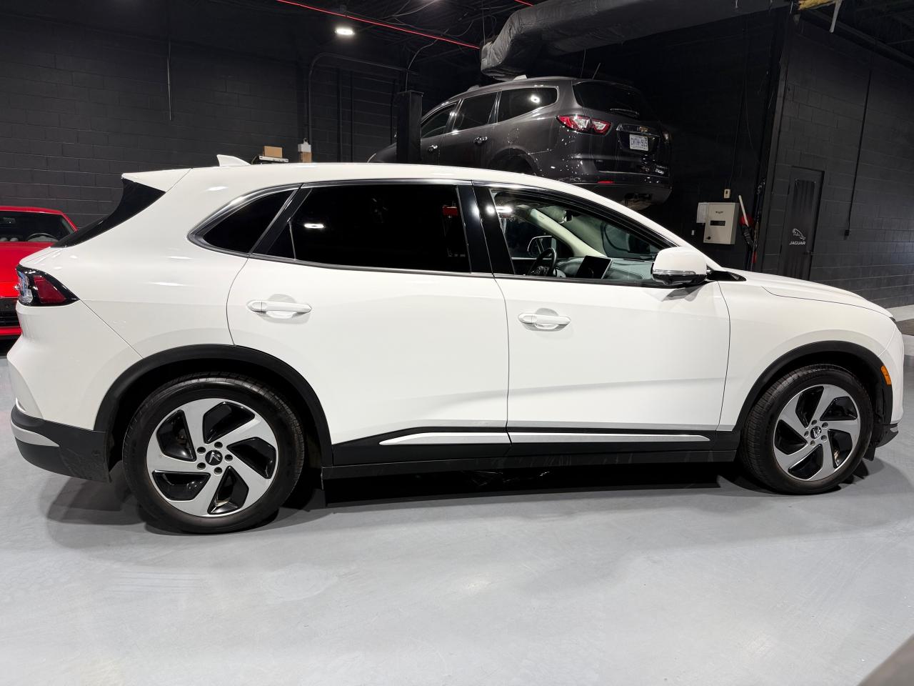 2024 VinFast VF 8 Eco AWD - Photo #4