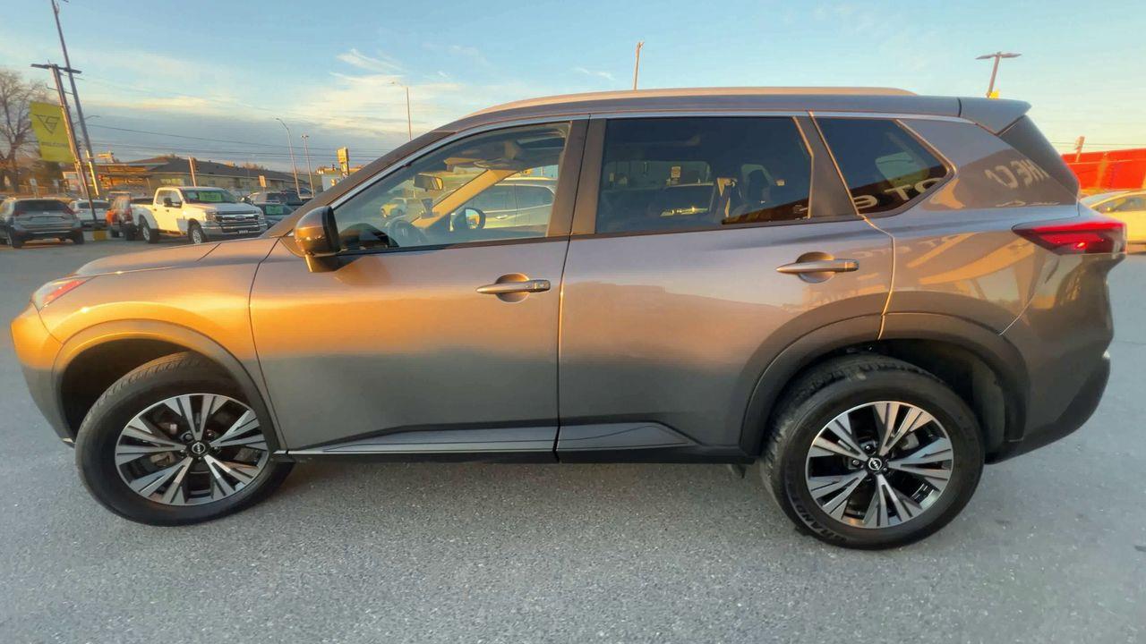 2023 Nissan Rogue SV Moonroof AWD, SIRIUS XM, MOONROOF, CRUISE CONTROL, BACK UP CAM, HEATED FRONT SEATS!! Photo4