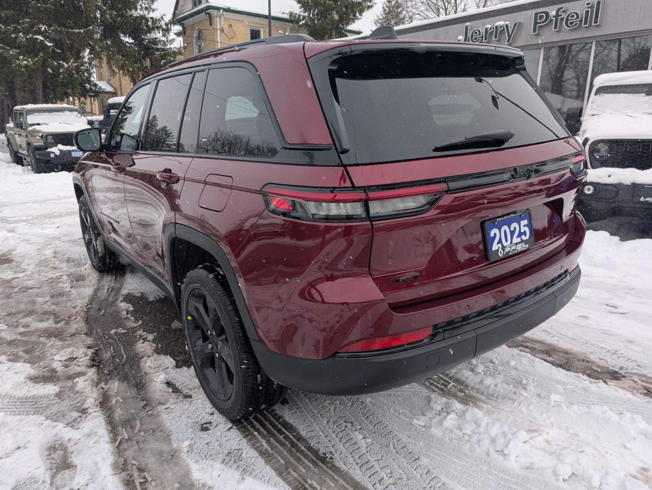 2025 Jeep Grand Cherokee Laredo Available 0% 72 months Photo