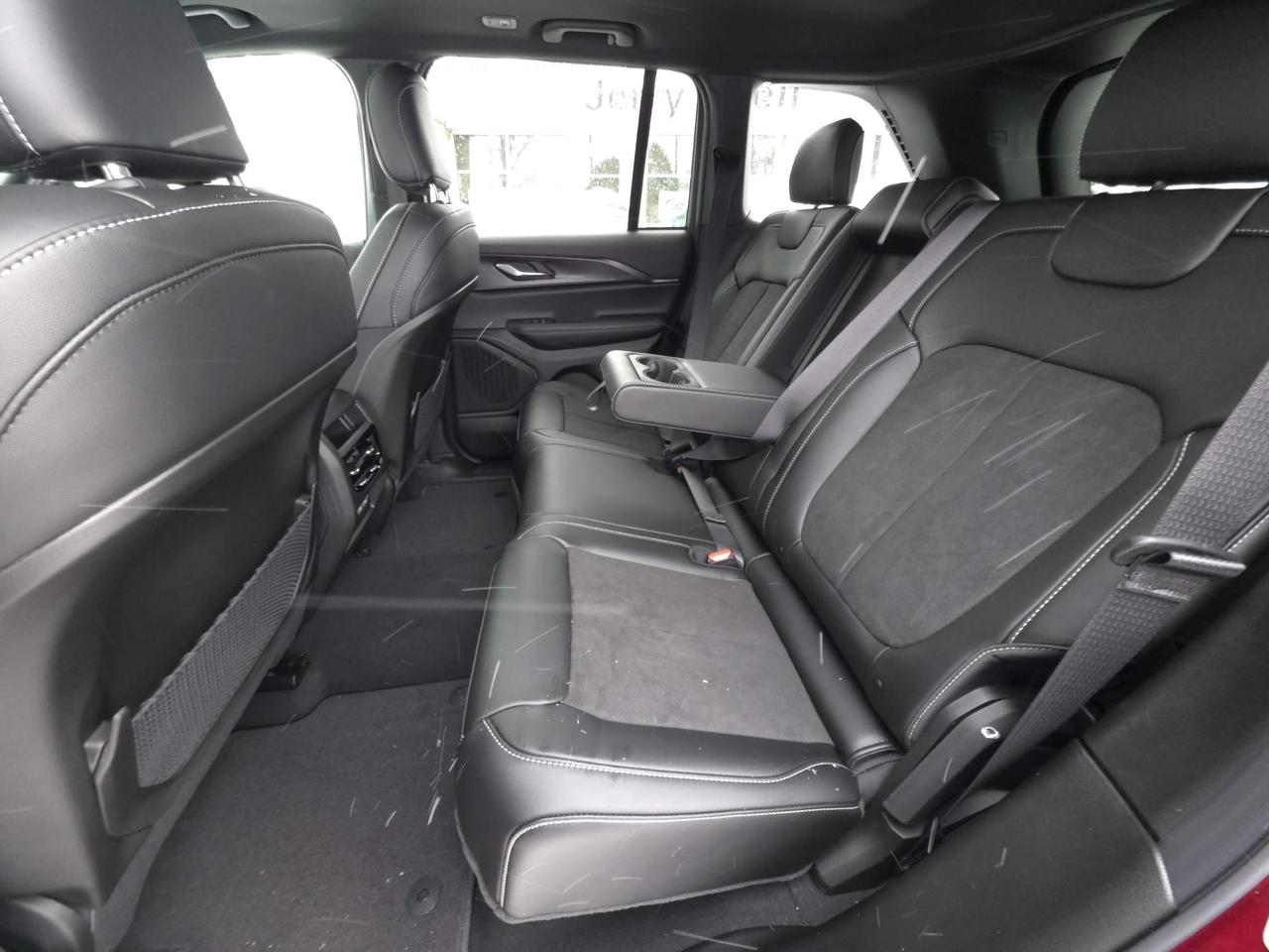 2025 Jeep Grand Cherokee Laredo 0% Financing up to 72 months! Photo