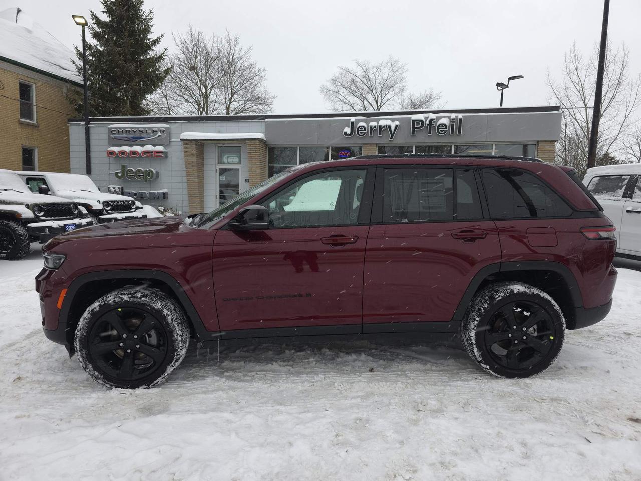 2025 Jeep Grand Cherokee Laredo 0% Financing up to 72 months! Photo