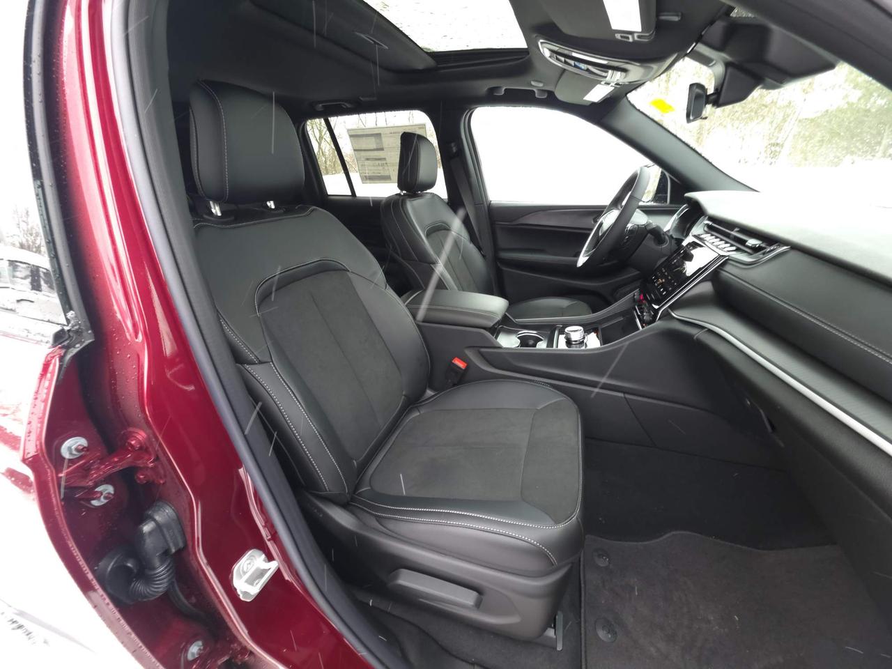 2025 Jeep Grand Cherokee Laredo 0% Financing up to 72 months! Photo