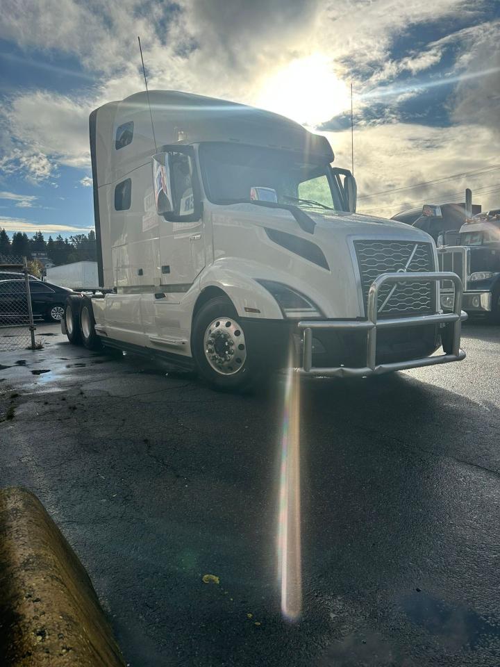 2023 Volvo VNL64T 760 - Photo #3