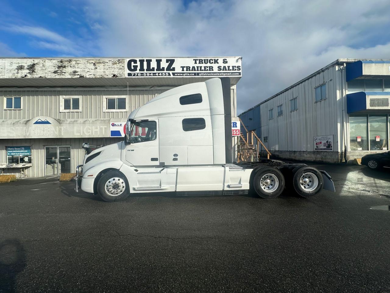 2023 Volvo VNL64T 760 - Photo #4