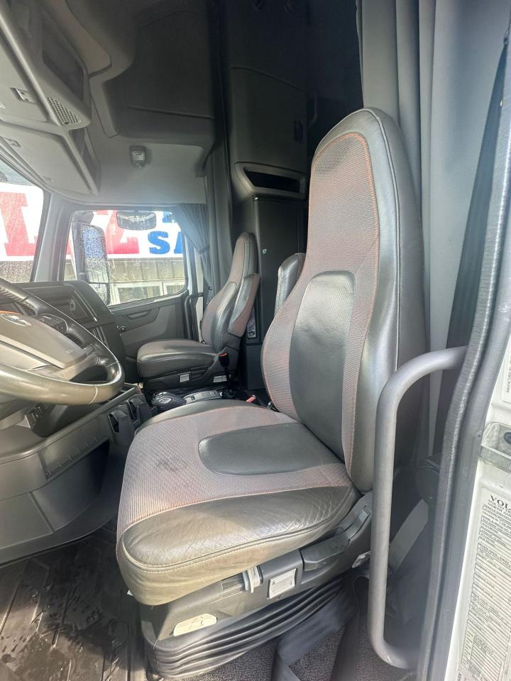 2023 Volvo VNL64T 760 - Photo #8