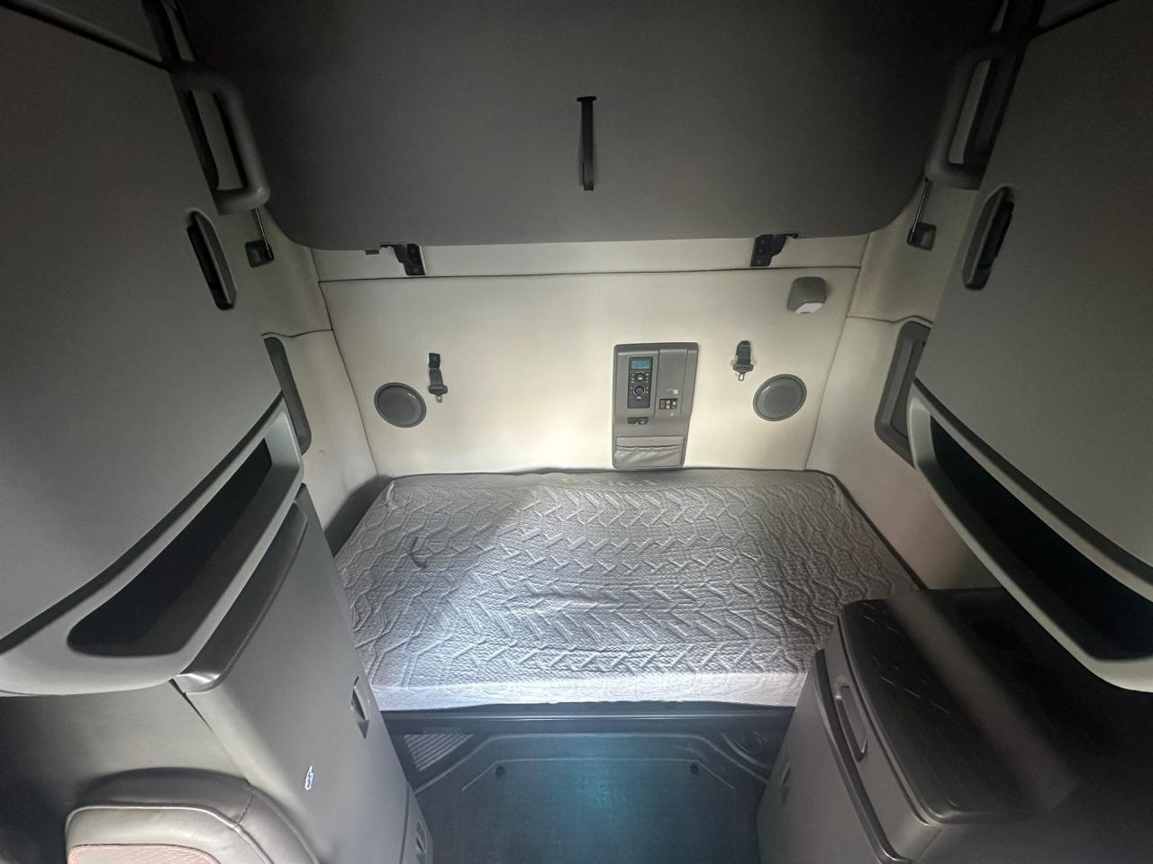 2023 Volvo VNL64T 760 - Photo #9