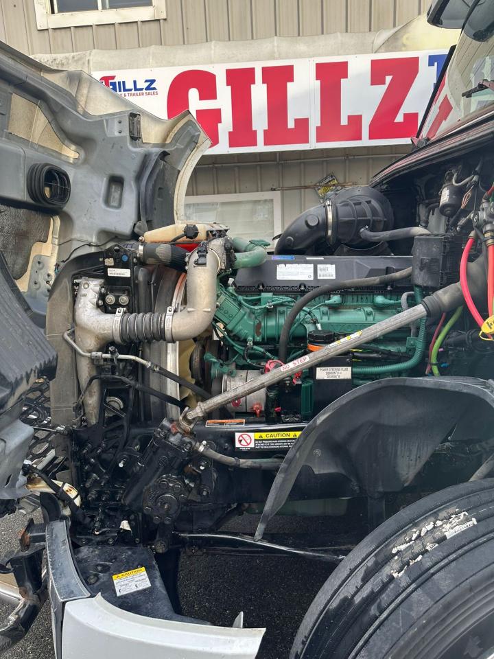 2023 Volvo VNL64T 760 - Photo #10