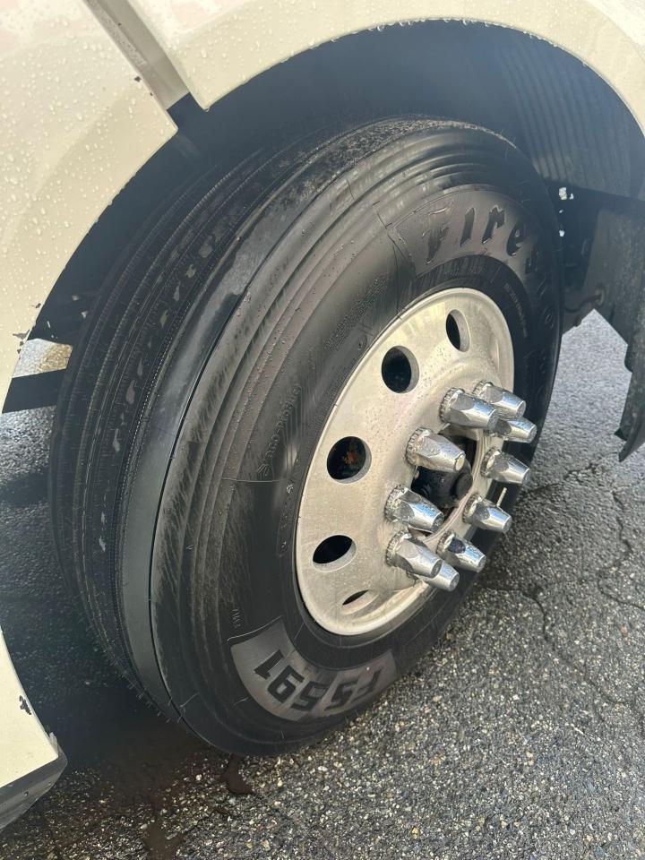 2023 Volvo VNL64T 760 - Photo #13