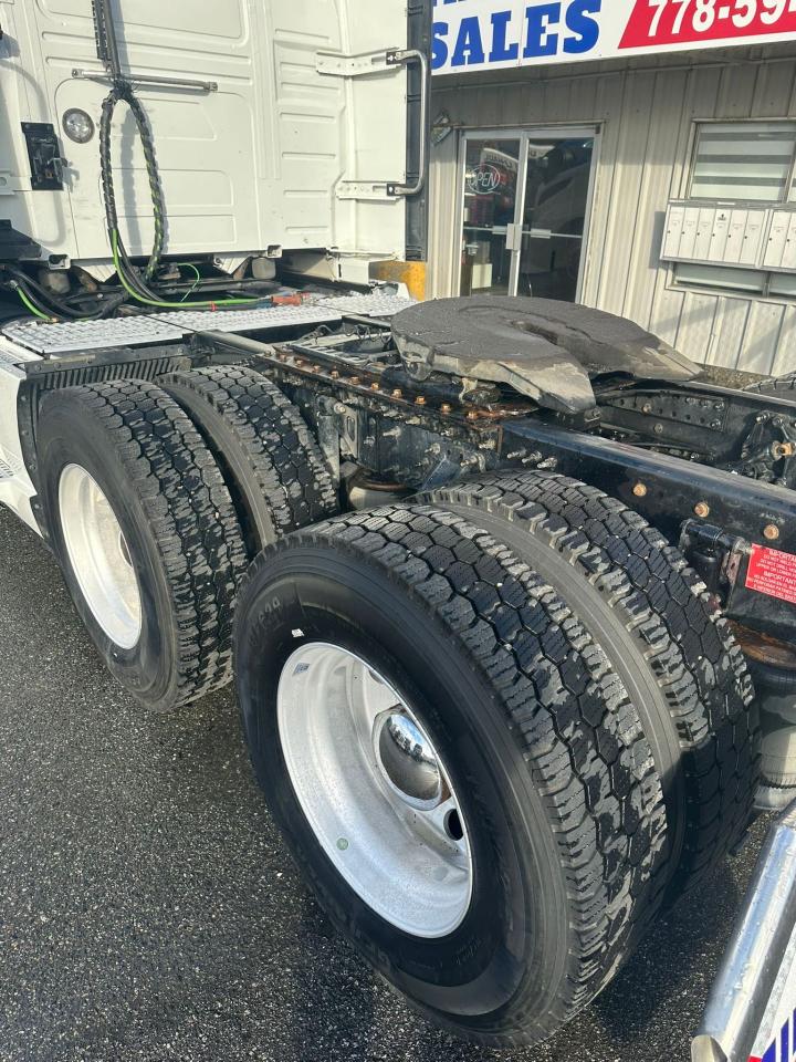 2023 Volvo VNL64T 760 - Photo #14