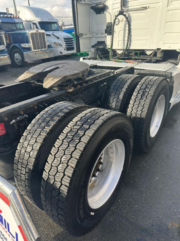 2023 Volvo VNL64T 760 - Photo #15