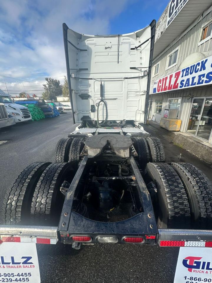 2023 Volvo VNL64T 760 - Photo #16