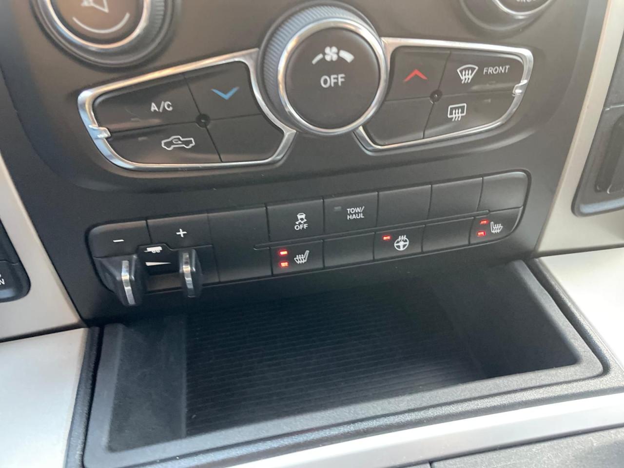 2015 RAM 1500 4WD Crew Cab  SLT NAVIGATION NO ACCIDENT CERTIFED - Photo #24