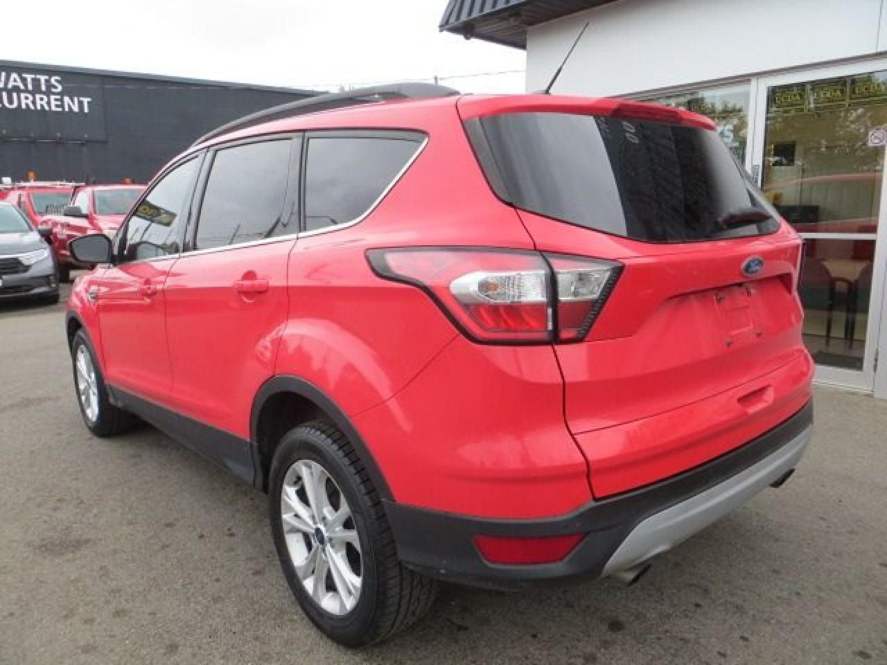 2017 Ford Escape CERTIFIED, 4WD, REAR CAMERA, HEATED SEATS, B-TOOTH Photo4