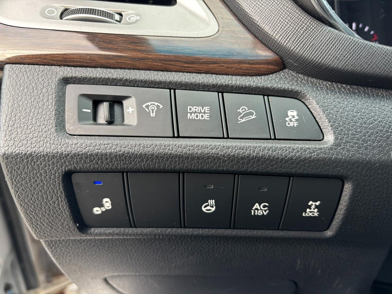 2017 Hyundai Santa Fe XL Limited Photo