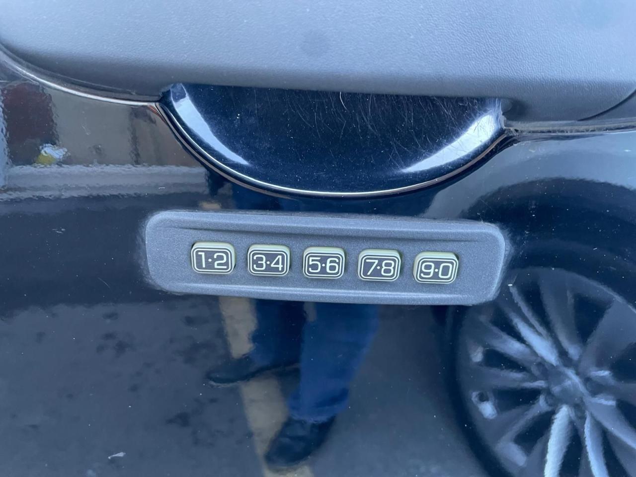 2012 Ford Escape 4WD SUNROOF LEATHER SAFETY CERTIFED NO ACCIDENT - Photo #10