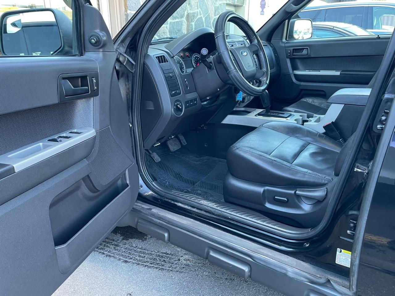 2012 Ford Escape 4WD SUNROOF LEATHER SAFETY CERTIFED NO ACCIDENT - Photo #14