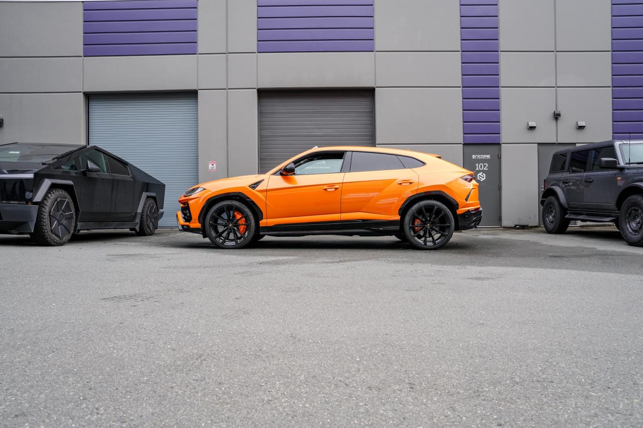 2022 Lamborghini Urus V8 AWD - Photo #3